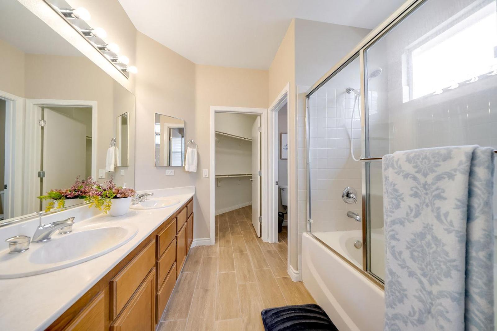 Spacious Vegas Home, Bbq, H-speed Wi-fi, Sleeps 11 *