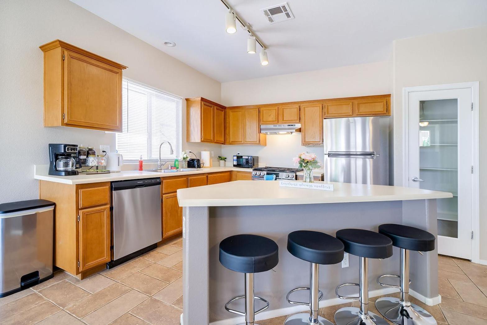 Spacious Vegas Home, Bbq, H-speed Wi-fi, Sleeps 11 Holiday home *