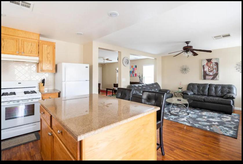 4 Bedroom North Vegas With Pool Holiday home Las Vegas