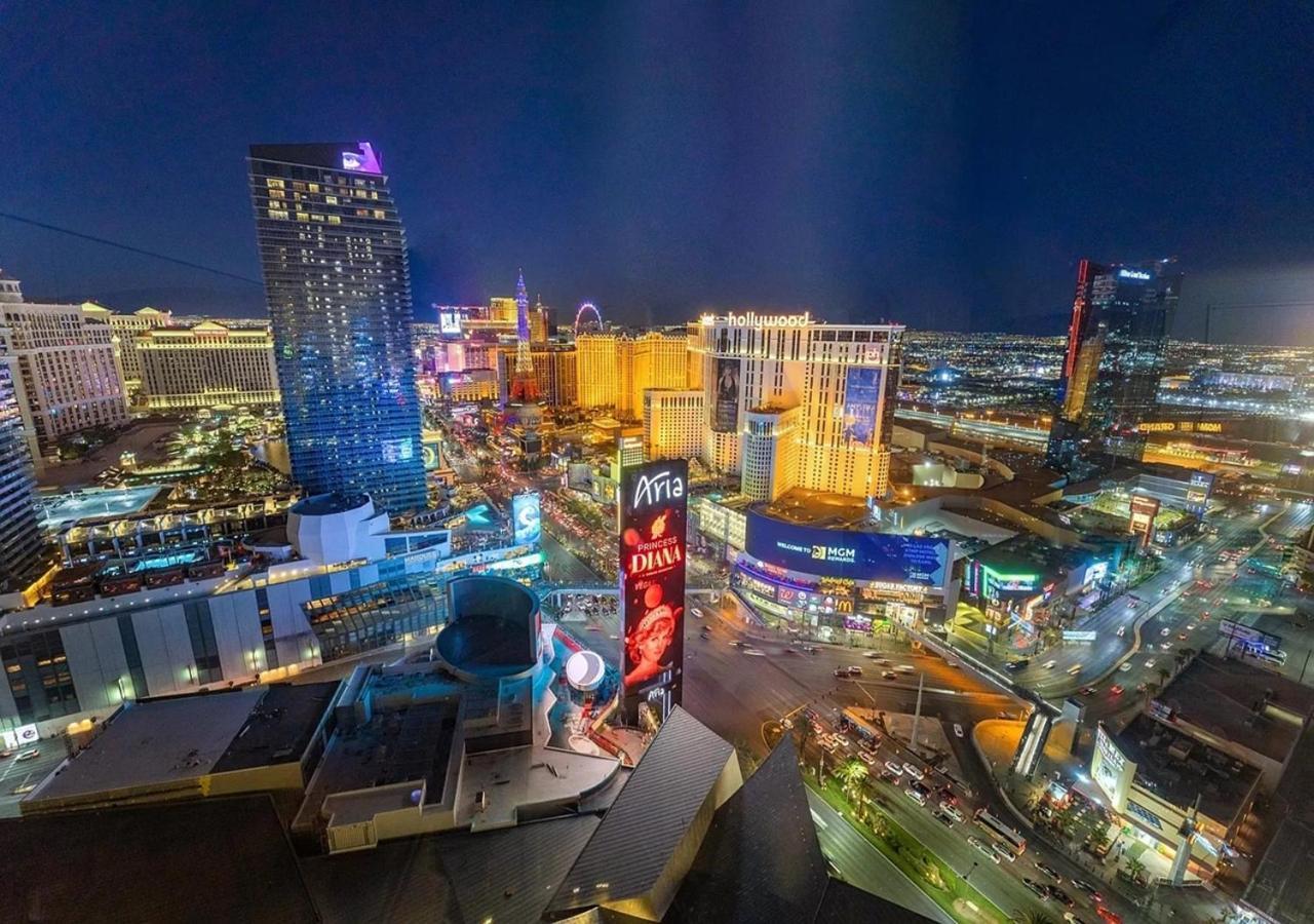 Luxury With Panoramic Views Of The Strip Apartment