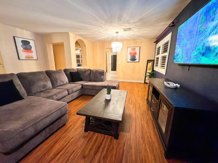 Holiday home Spacious 4br Fam Retreat King Bed Wifi And Parking *