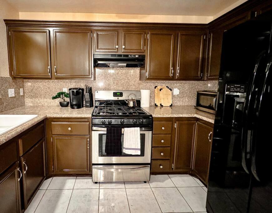 Spacious 4br Fam Retreat King Bed Wifi And Parking Holiday home Las Vegas