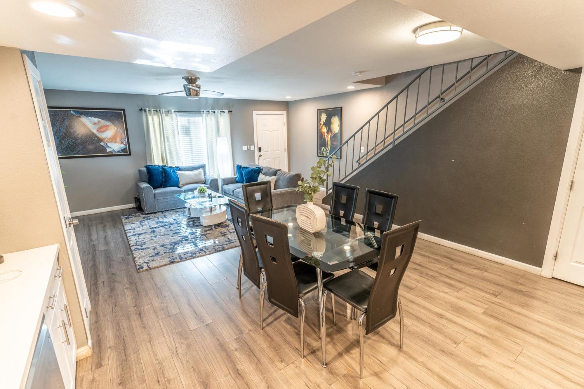 Holiday home Spacious 2-bedroom Townhouse With Pool & Private Patio In Vegas