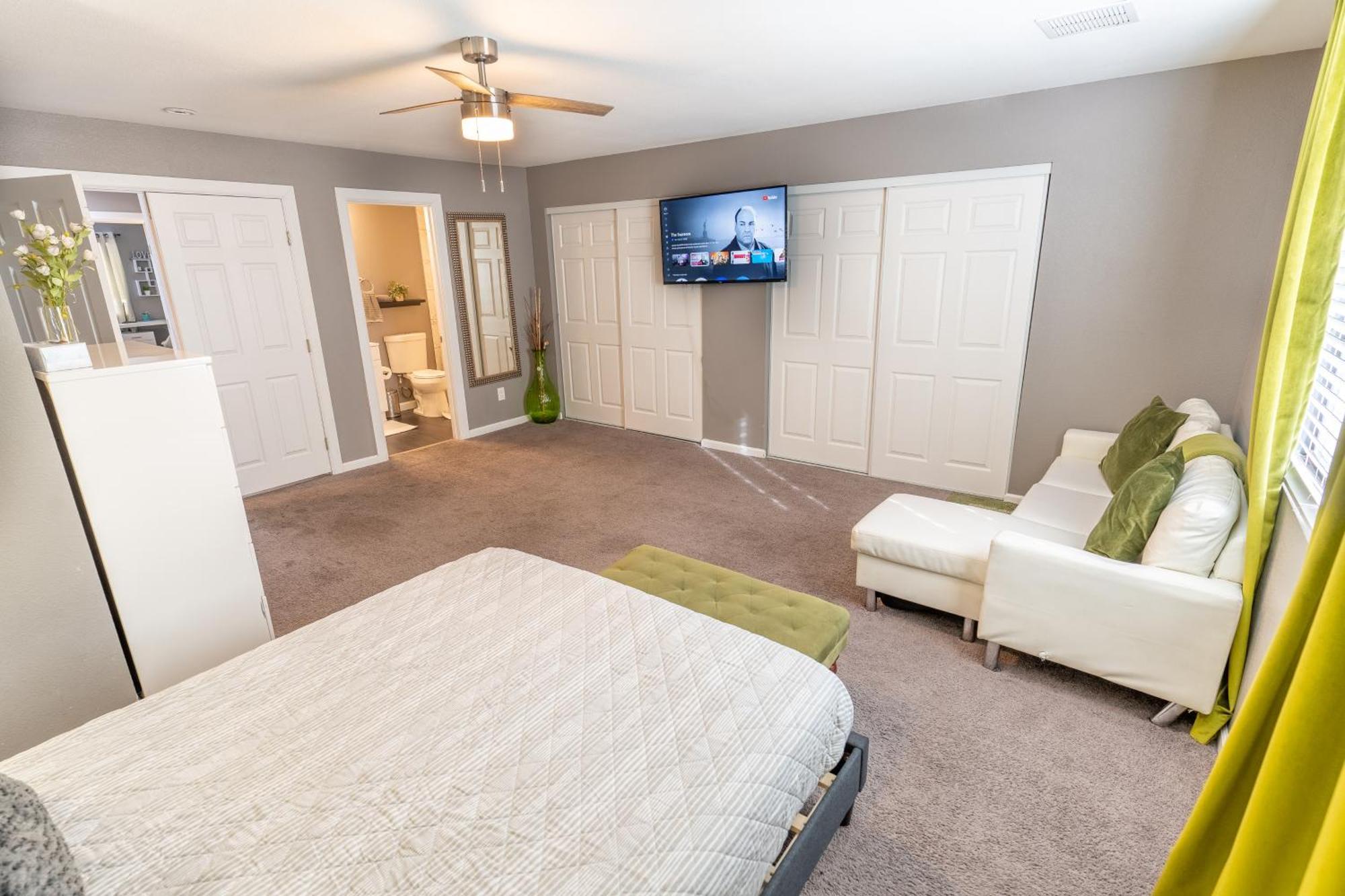 Holiday home Spacious 2-bedroom Townhouse With Pool & Private Patio In Vegas *