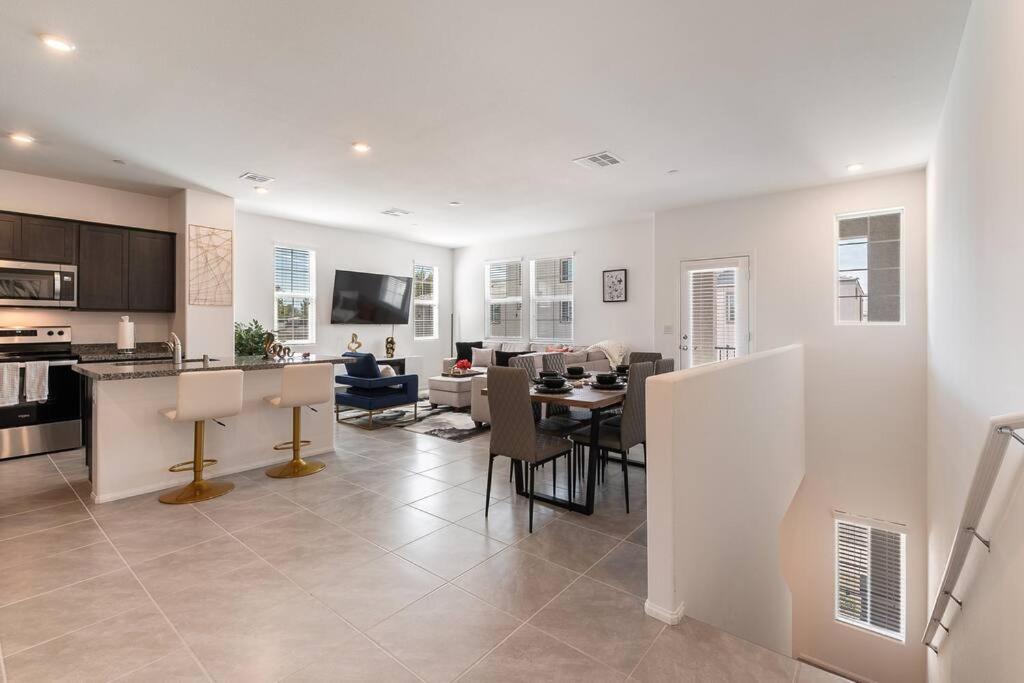 Apartment New! 2024 Lux & Modern By The Strip! *