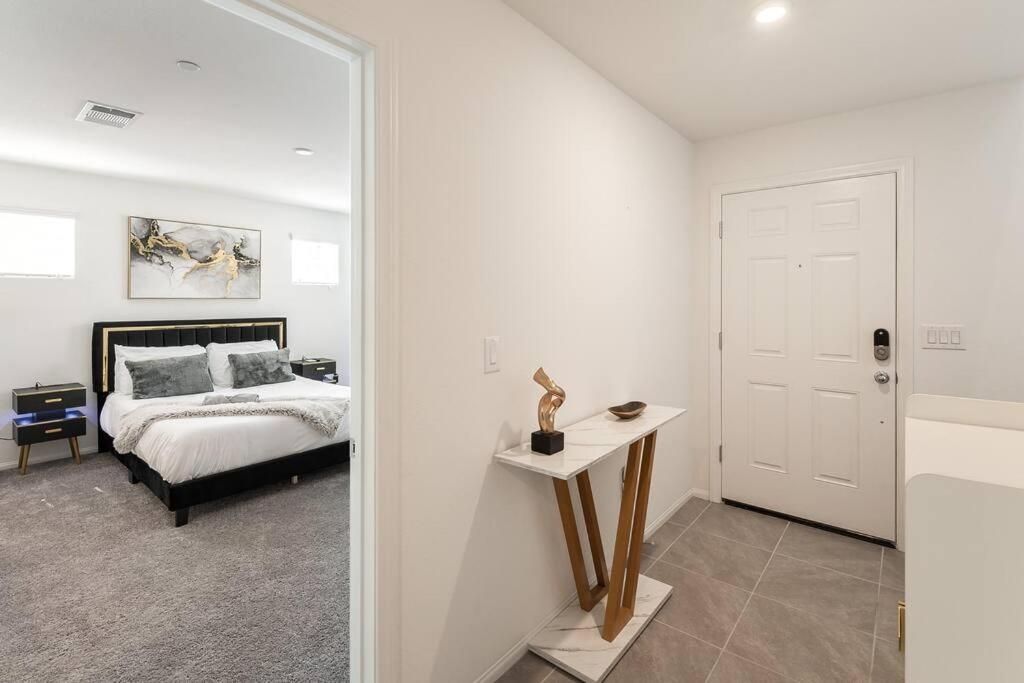 New! 2024 Lux & Modern By The Strip! Apartment *