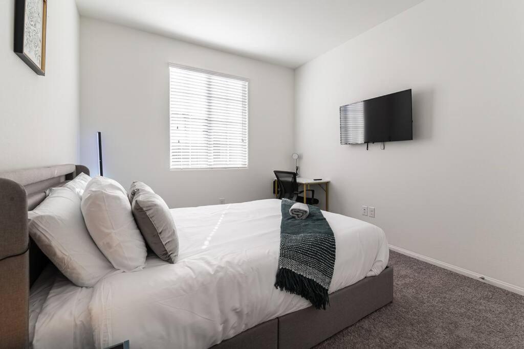 New! 2024 Lux & Modern By The Strip! Apartment *