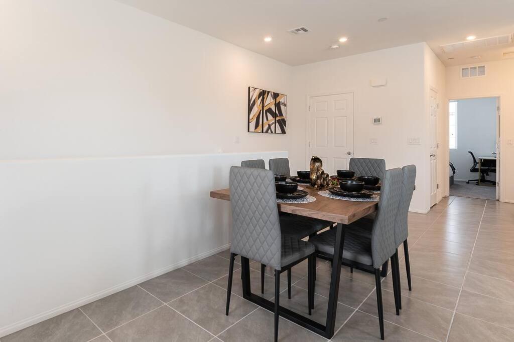 New! 2024 Lux & Modern By The Strip! *