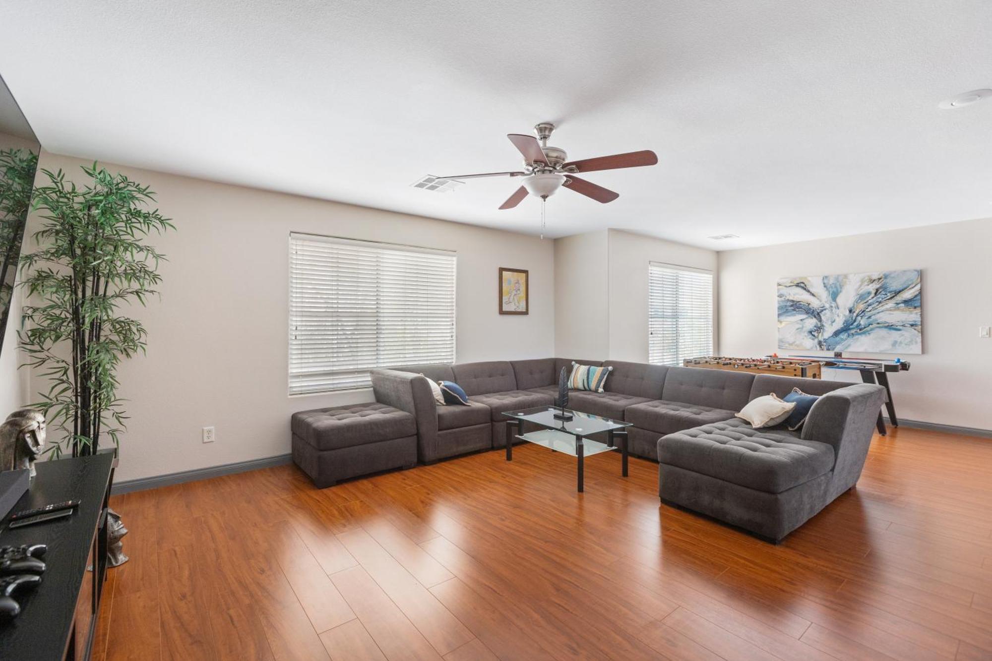 Apartment 3000sqft House 8beds3bath Pooljacuzzibbqj