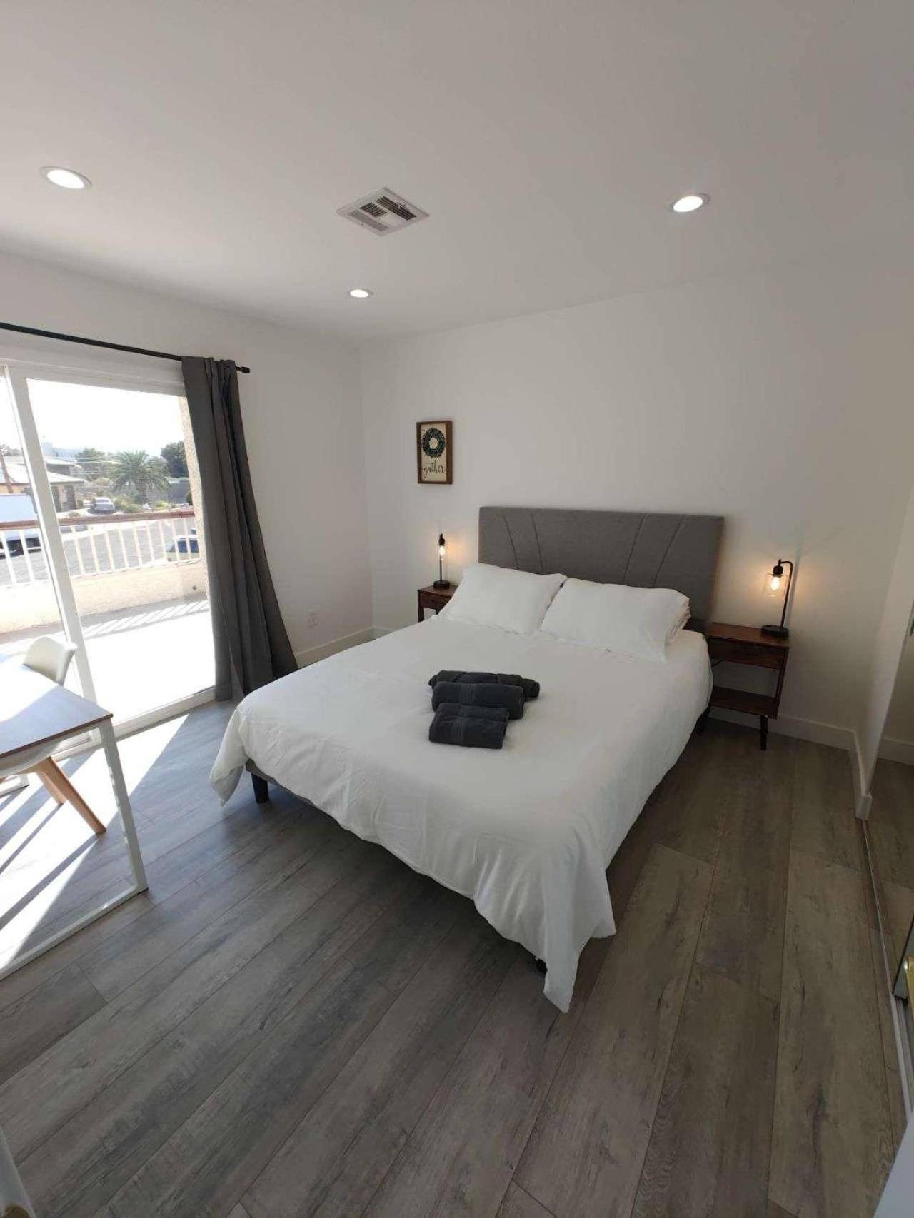 The Strip Is Just Around The Corner! Newly Renovated Luxury Modern Minimalist With Large Pool! Villa Las Vegas