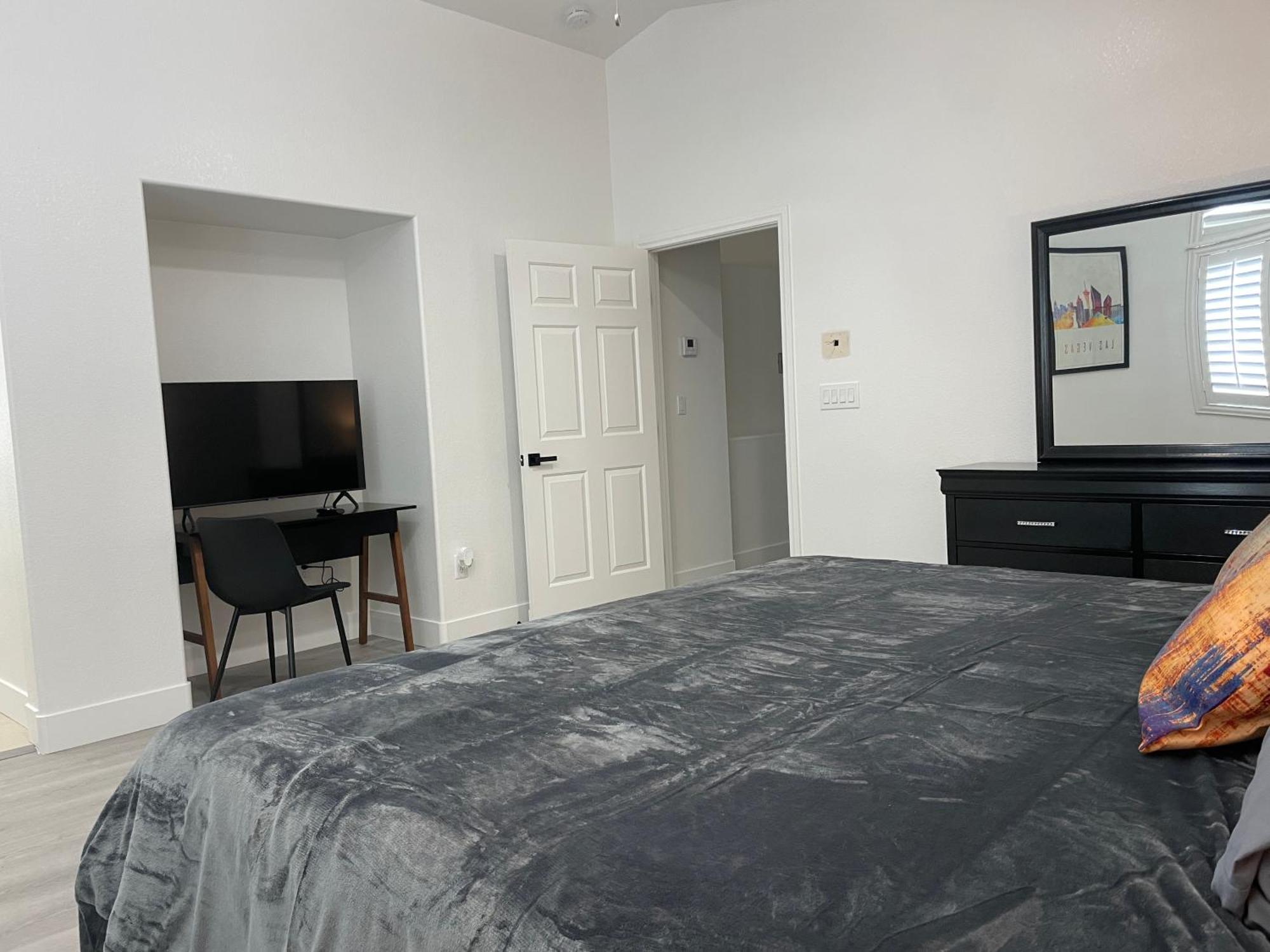 Perfect Lv - Gated & Quiet - 9mins To Strip *