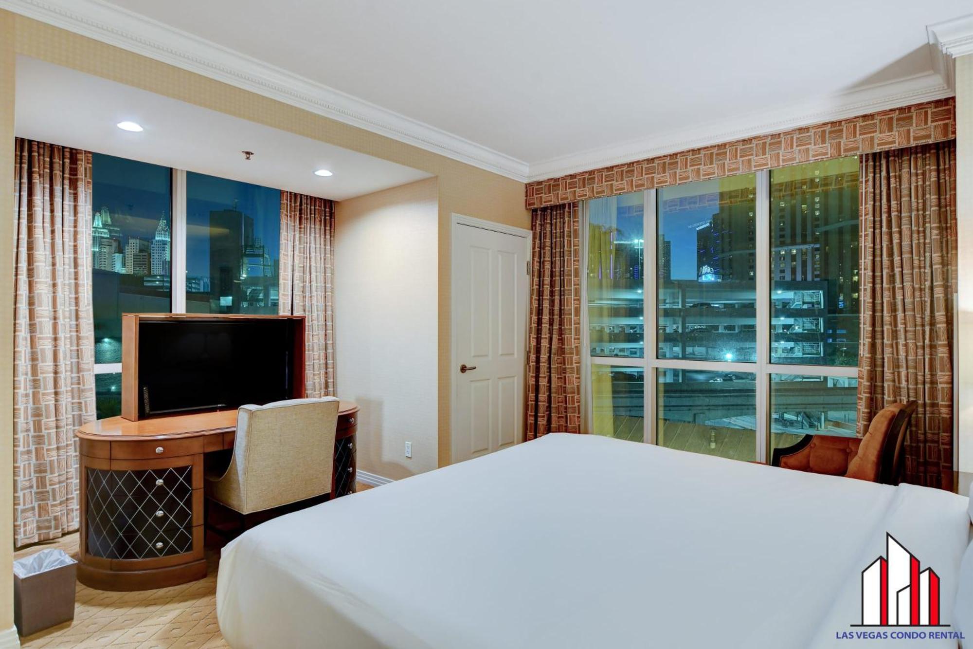 Mgm Signature-02-601 1br2ba F1 Strip View Balcony