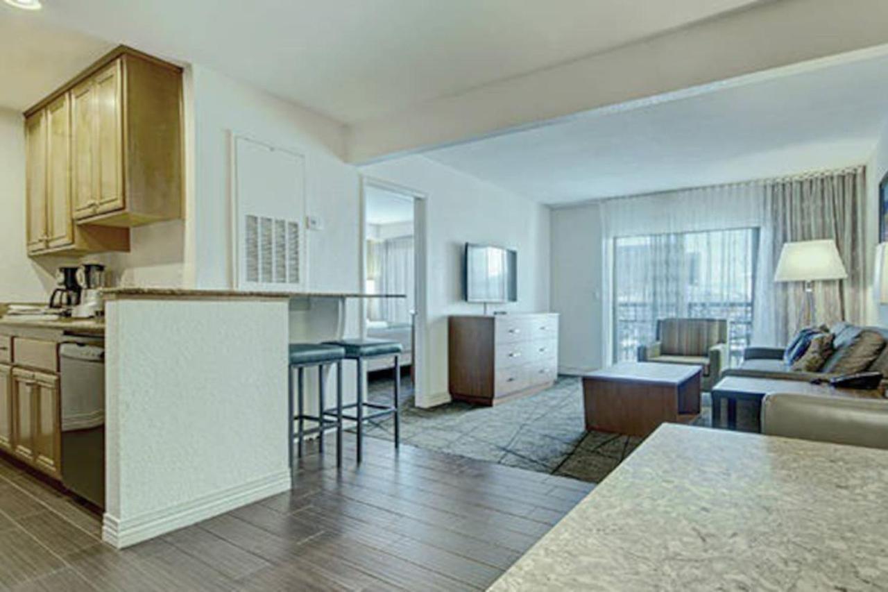 Beautiful In Desert Rose - 2bd Sleeps Holiday home Las Vegas