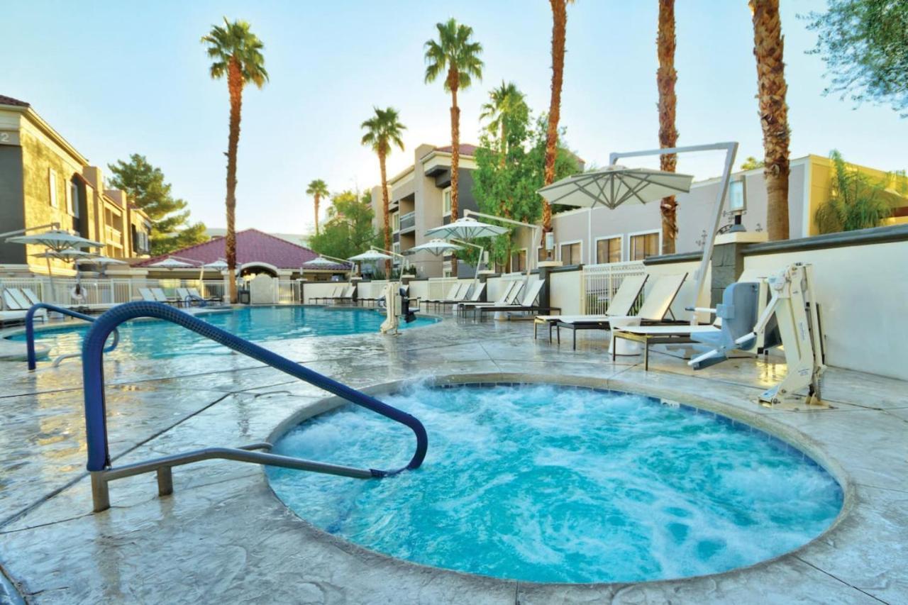 Beautiful In Desert Rose - 1bd Sleeps Holiday home