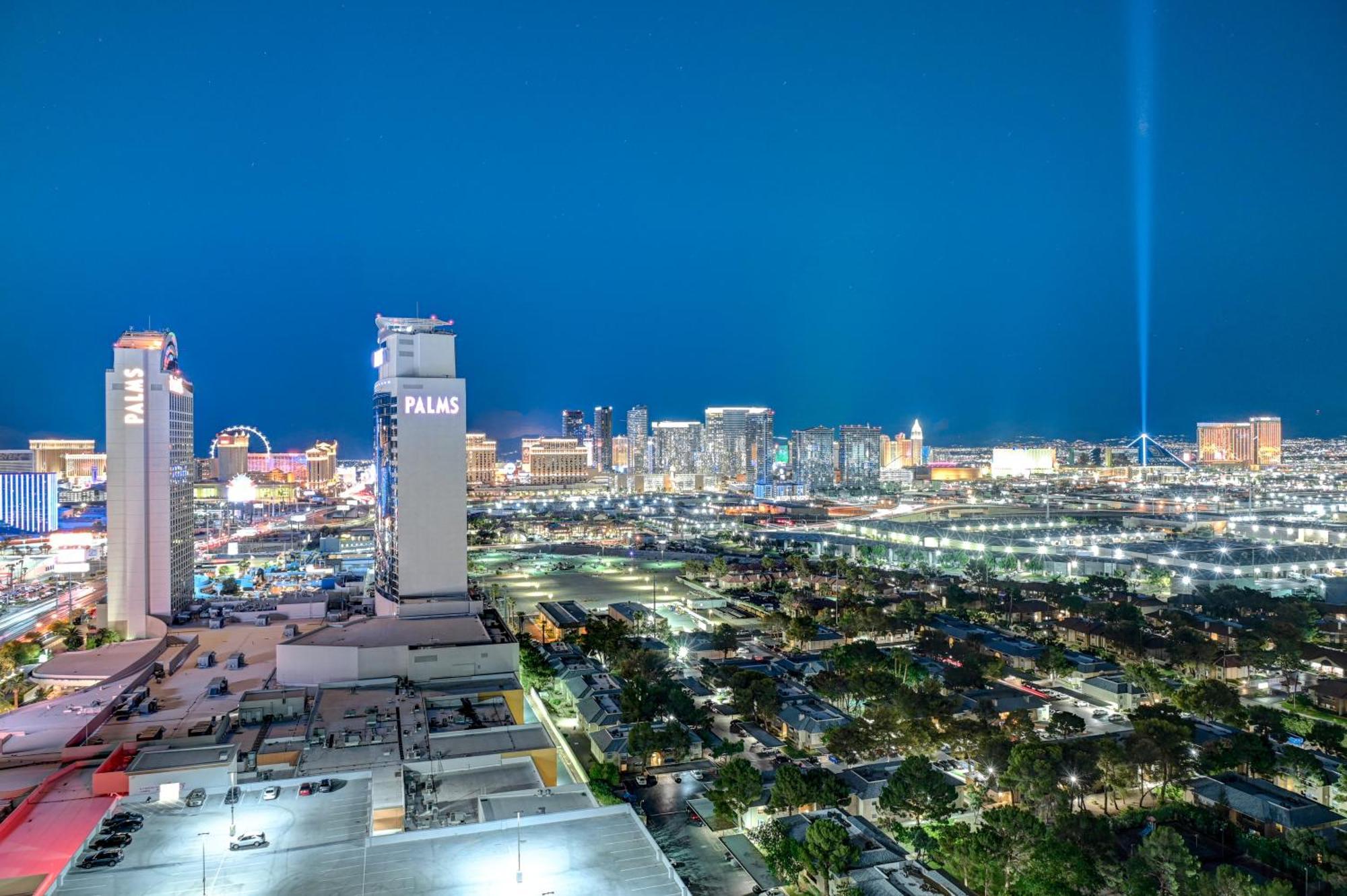 Hi-rise Private Balcony & Strip Views * Las Vegas