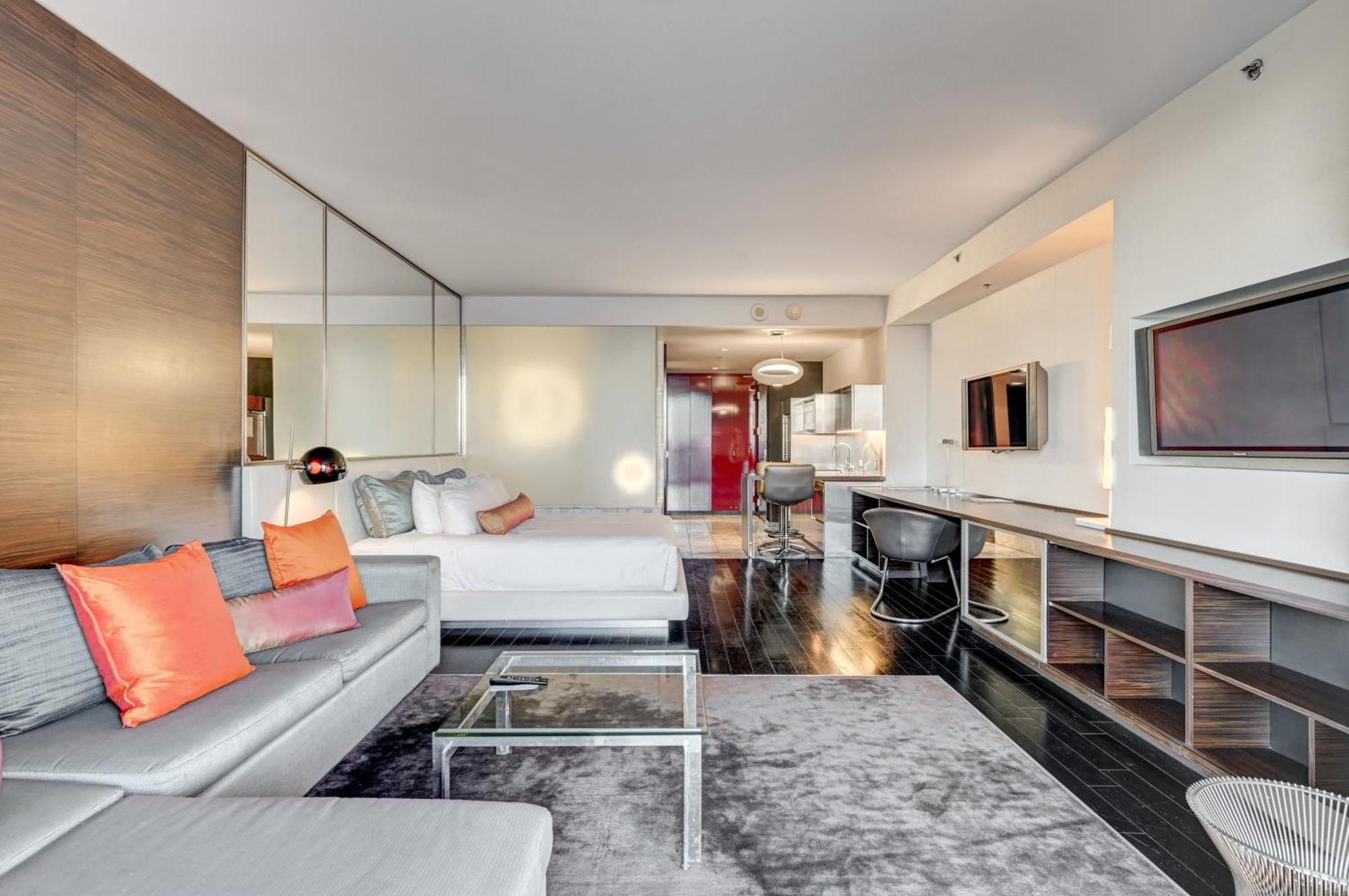 Hi-rise Private Balcony & Strip Views