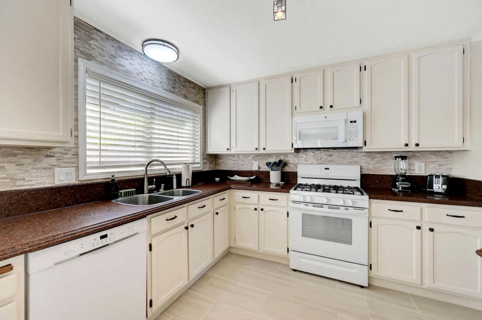 Bright Fun Spacious With Pool *