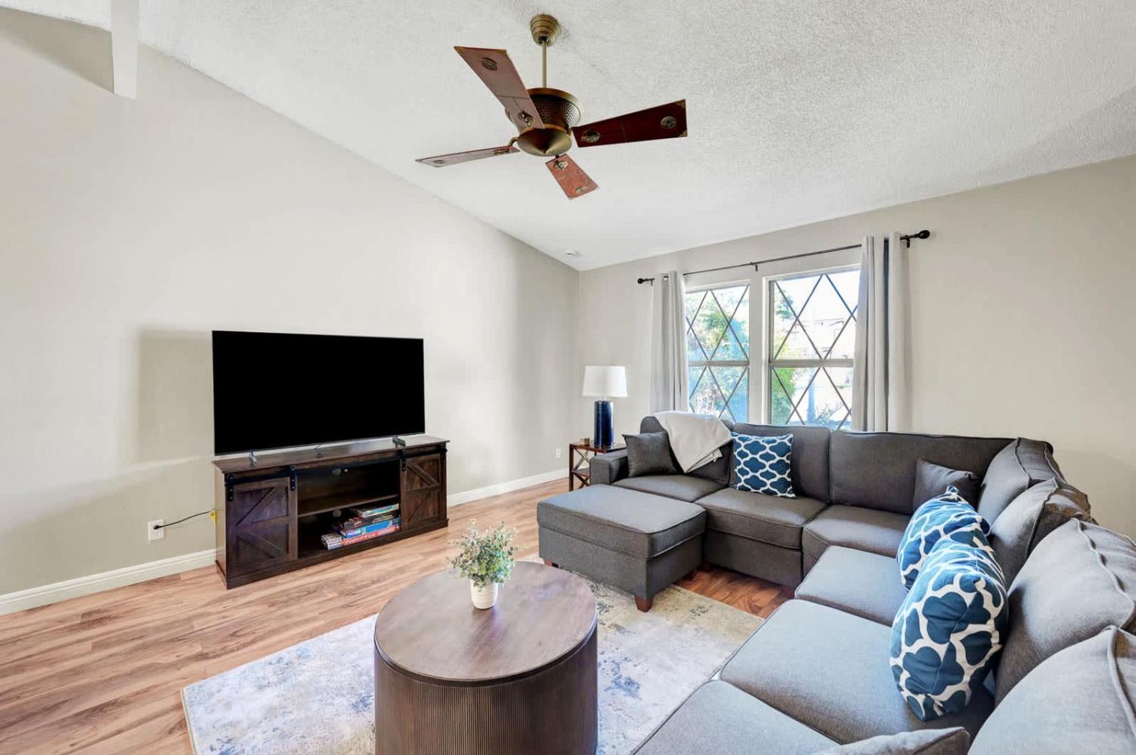 Bright Fun Spacious With Pool *