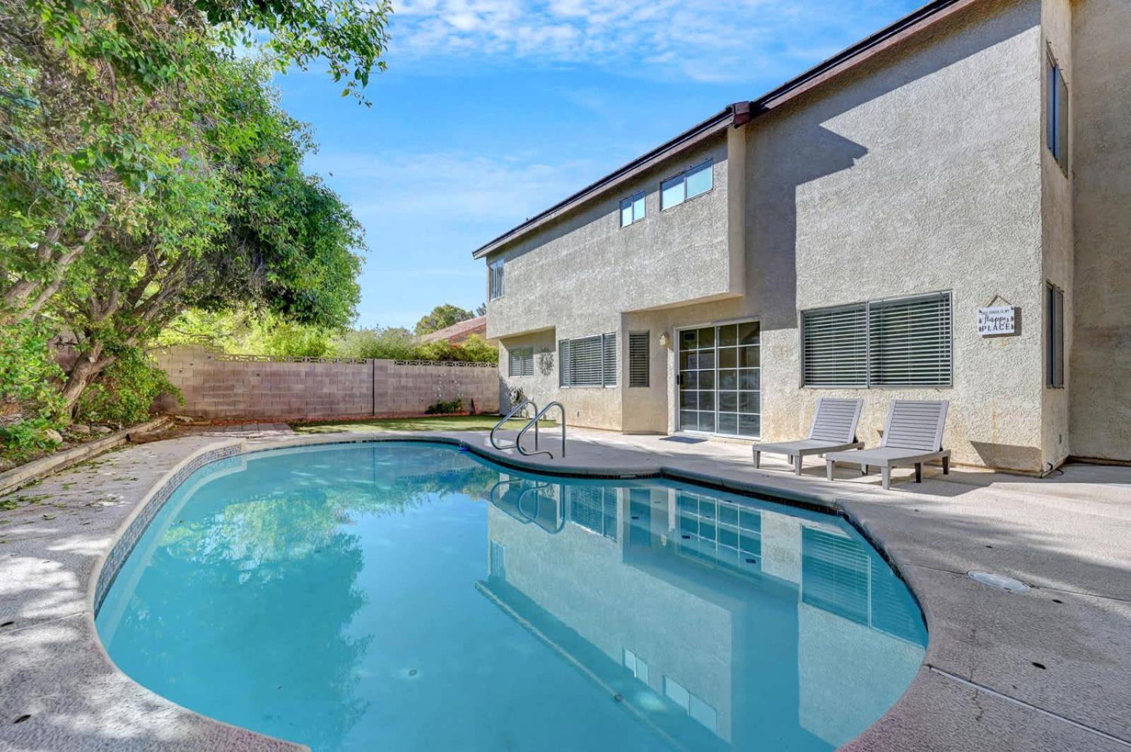 Bright Fun Spacious With Pool Holiday home