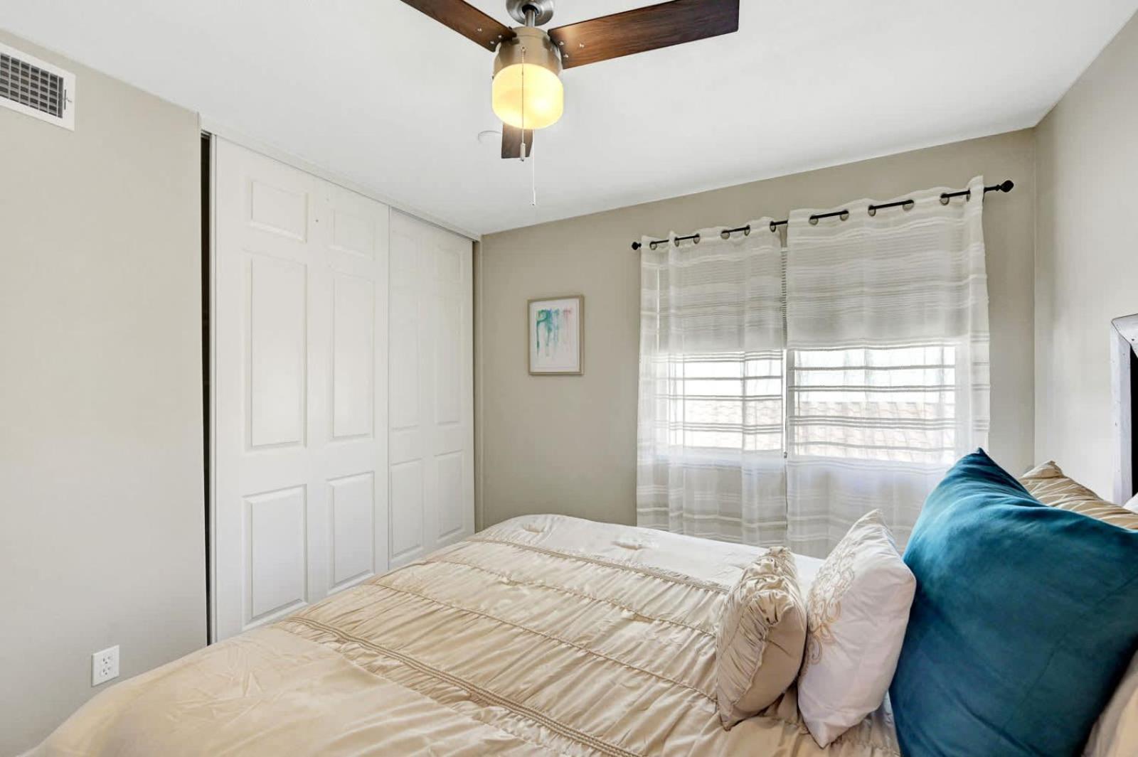 Bright Fun Spacious With Pool Holiday home Las Vegas