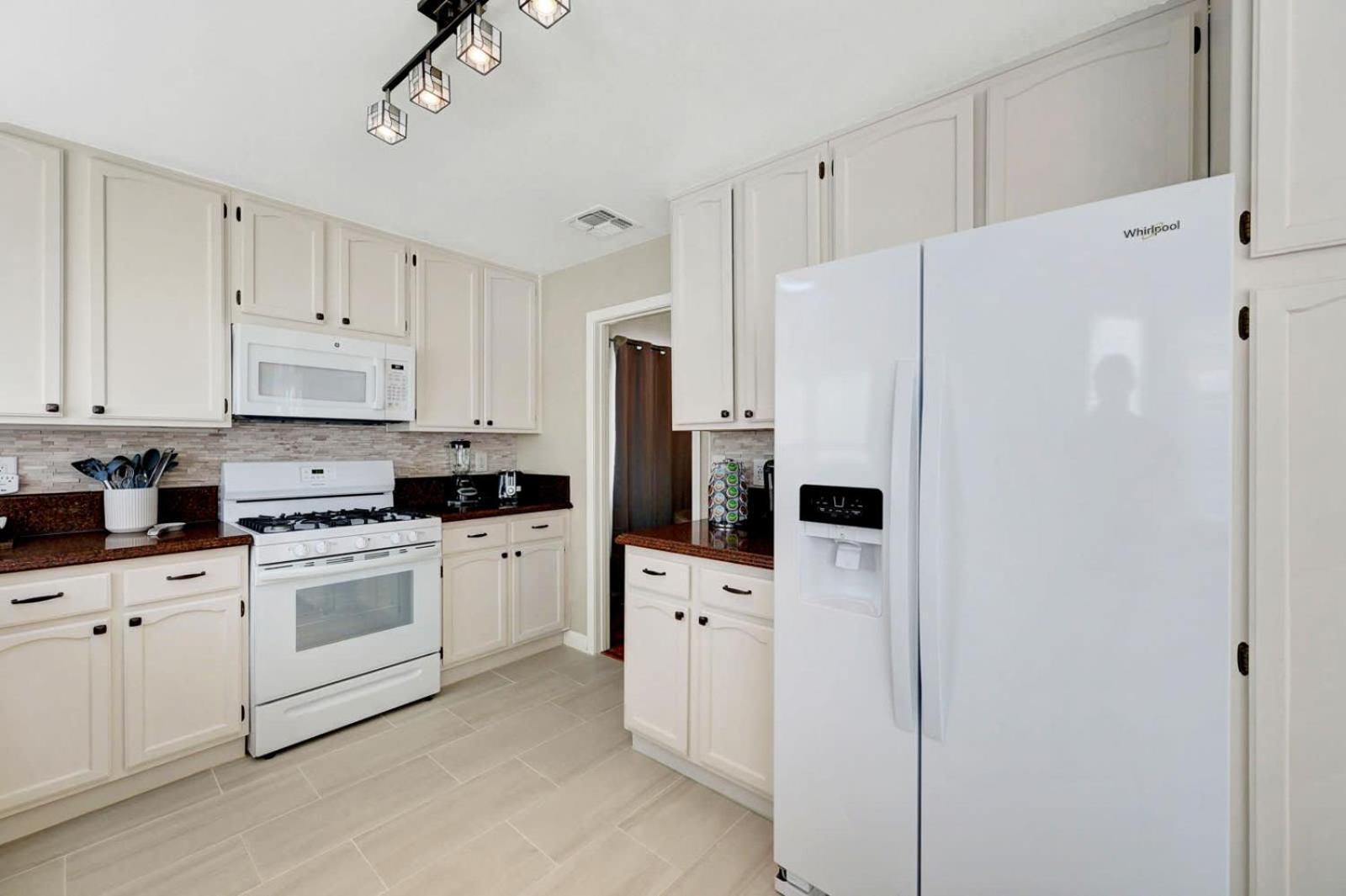 Bright Fun Spacious With Pool Holiday home Las Vegas