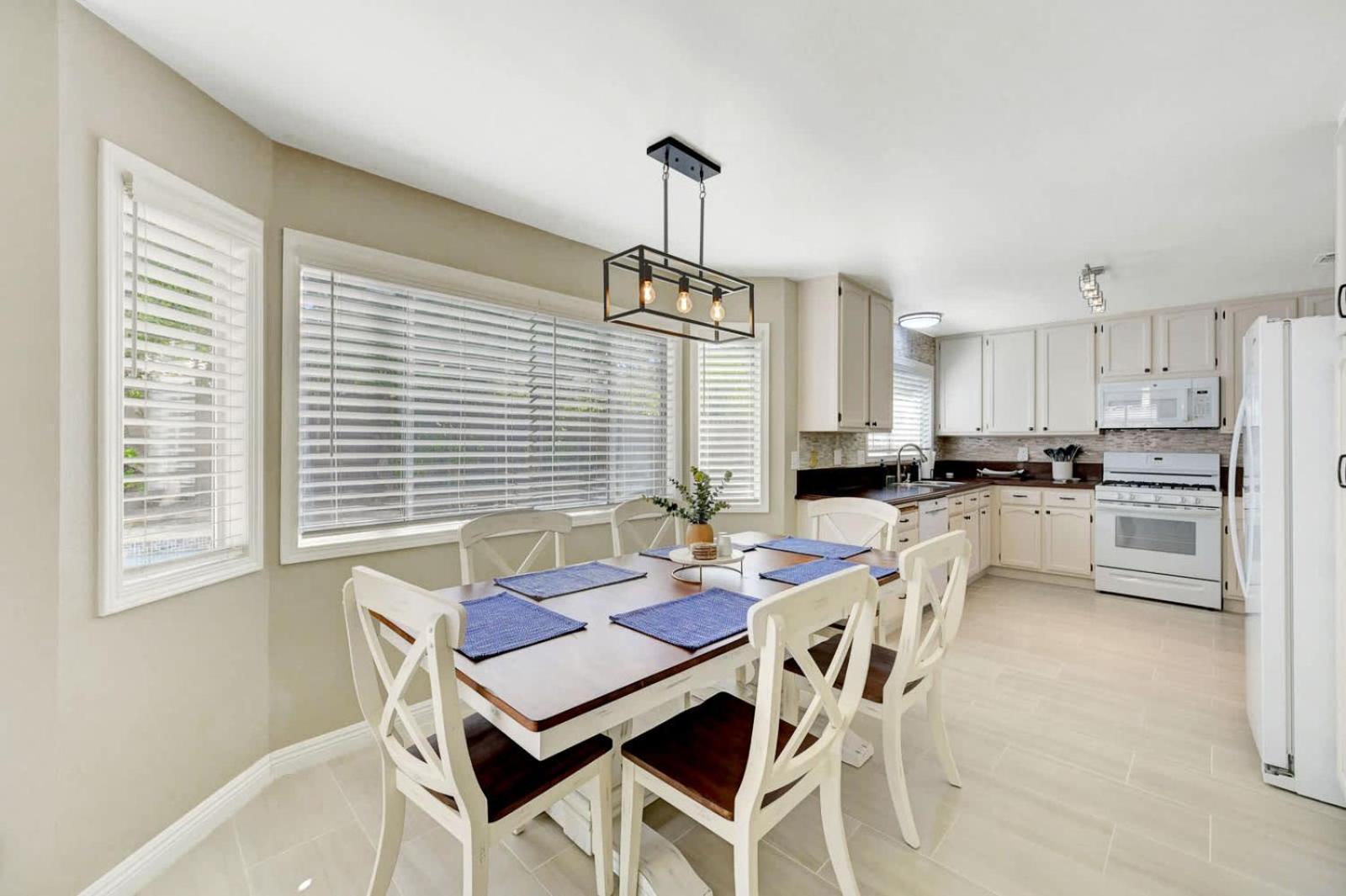 Bright Fun Spacious With Pool *