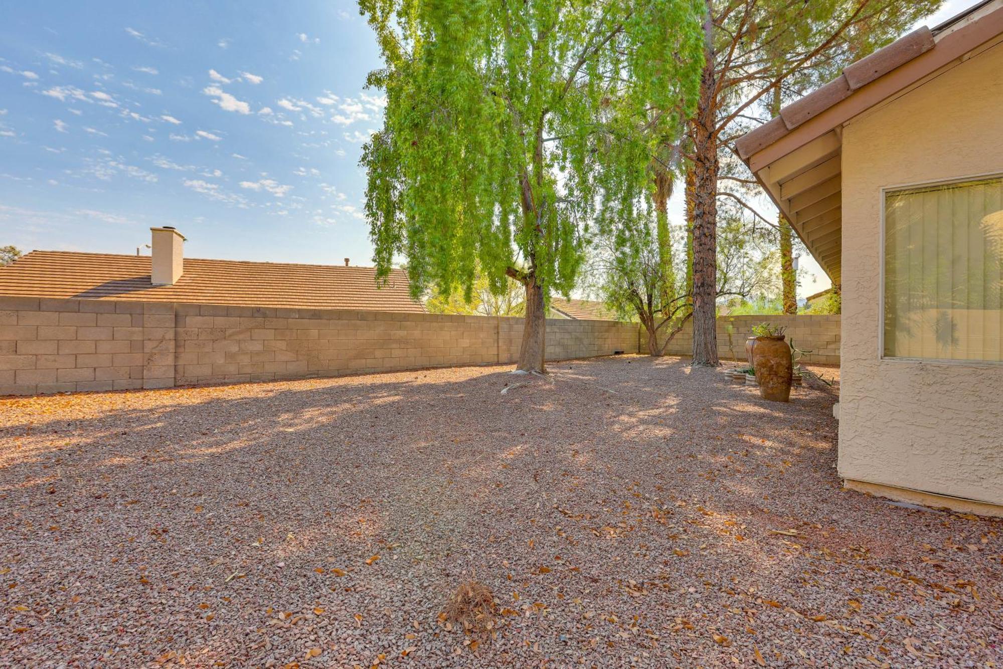 Furnished Patio, Fenced Yard In Green Valley Ferienhaus