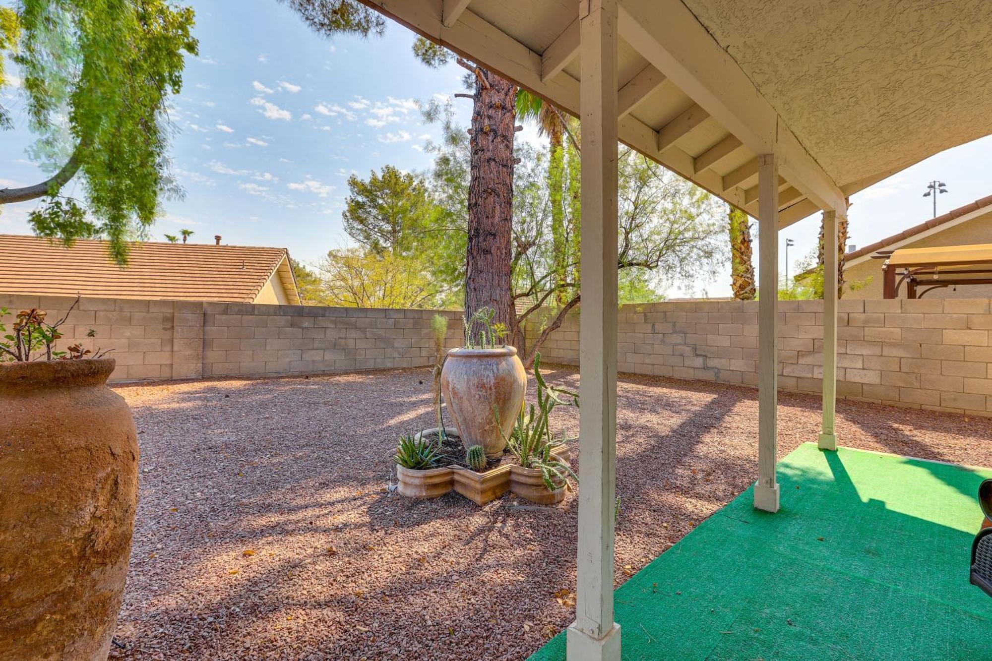 Furnished Patio, Fenced Yard In Green Valley Ferienhaus