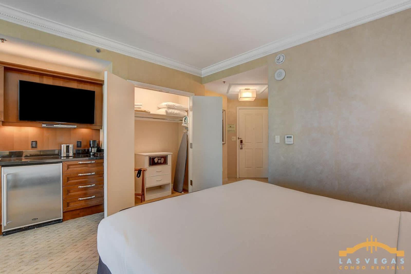 Mgm Signature-14-619 Strip View Jacuzzi