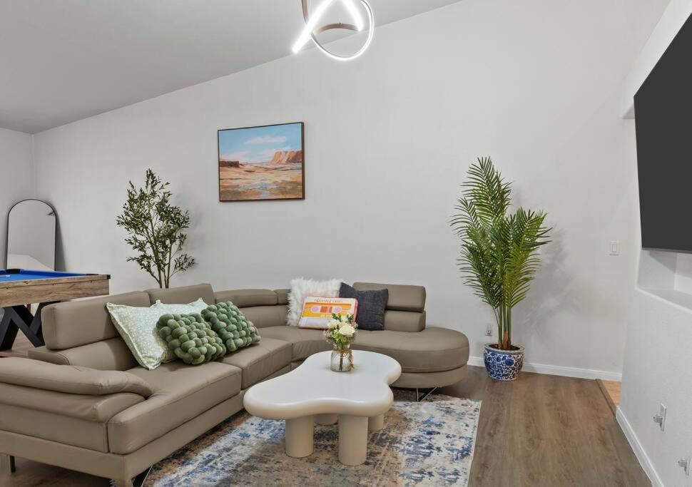 Vegas Retreats Pool, Arcade, Fun, 10min From Airport And The Strip Holiday home