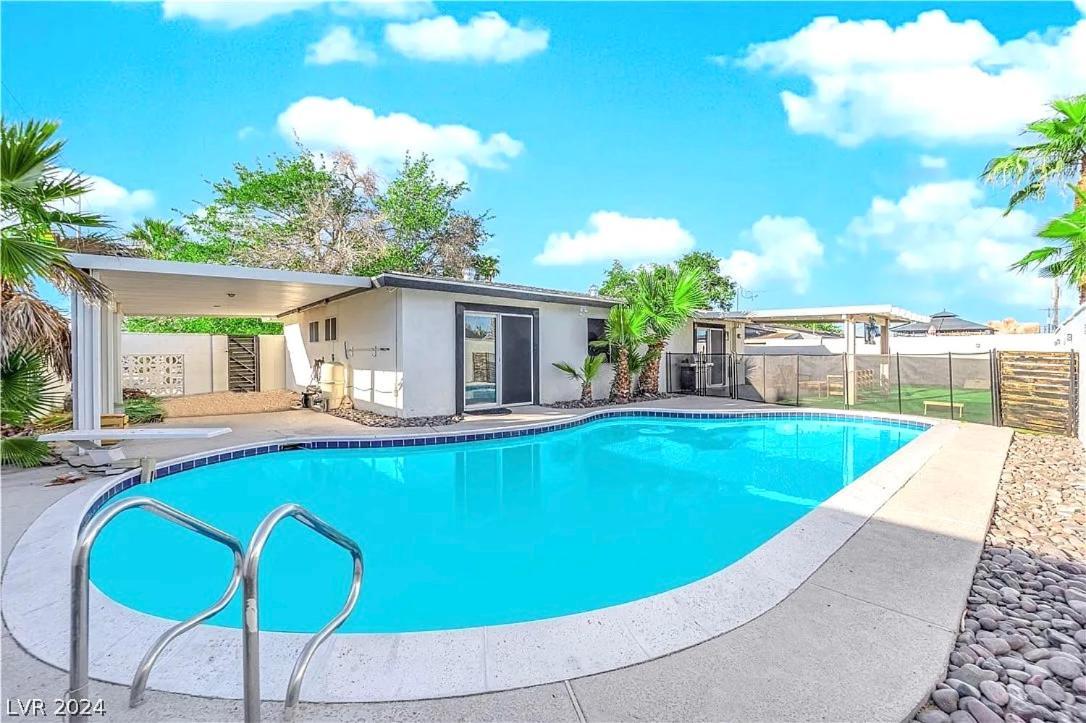 Getaway W Pool In Vegas 10 Mins To Strip Holiday home Las Vegas