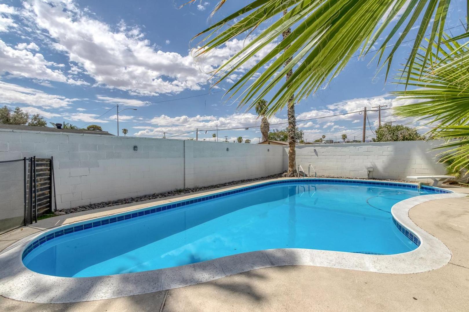 Getaway W Pool In Vegas 10 Mins To Strip Holiday home