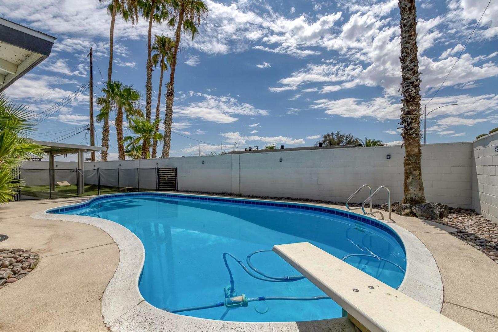 Getaway W Pool In Vegas 10 Mins To Strip Holiday home *