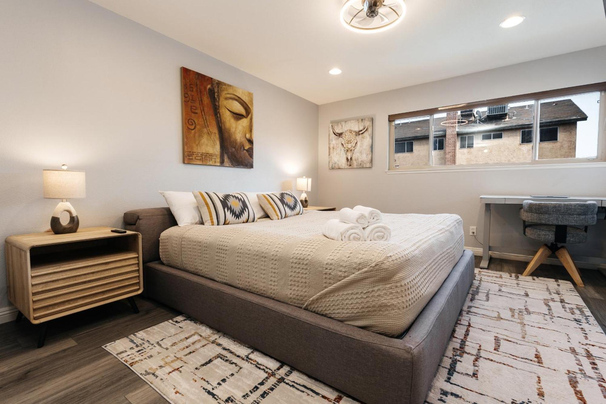 Fabulous Oasis In Near By Strip Holiday home Las Vegas