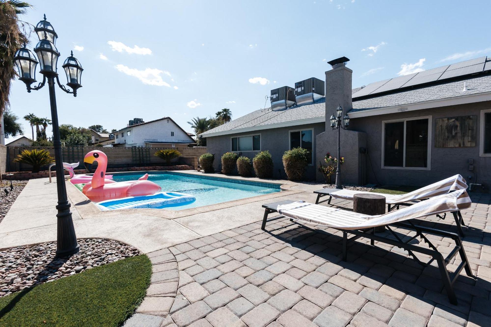 Fabulous Oasis In Near By Strip Holiday home Las Vegas