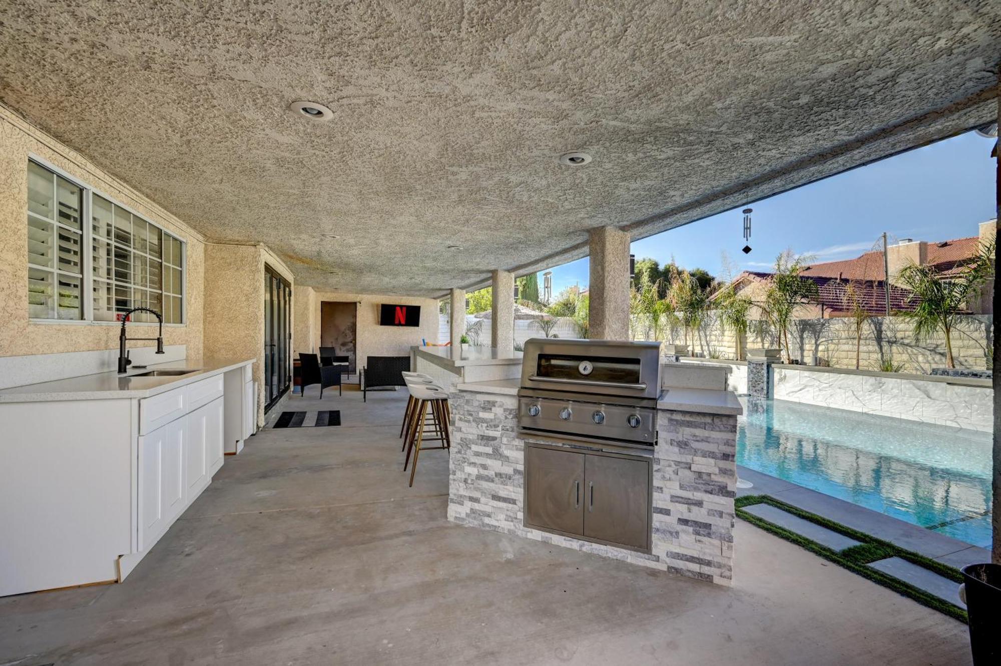 Plush Vegas Retreat 5 Min From Strip