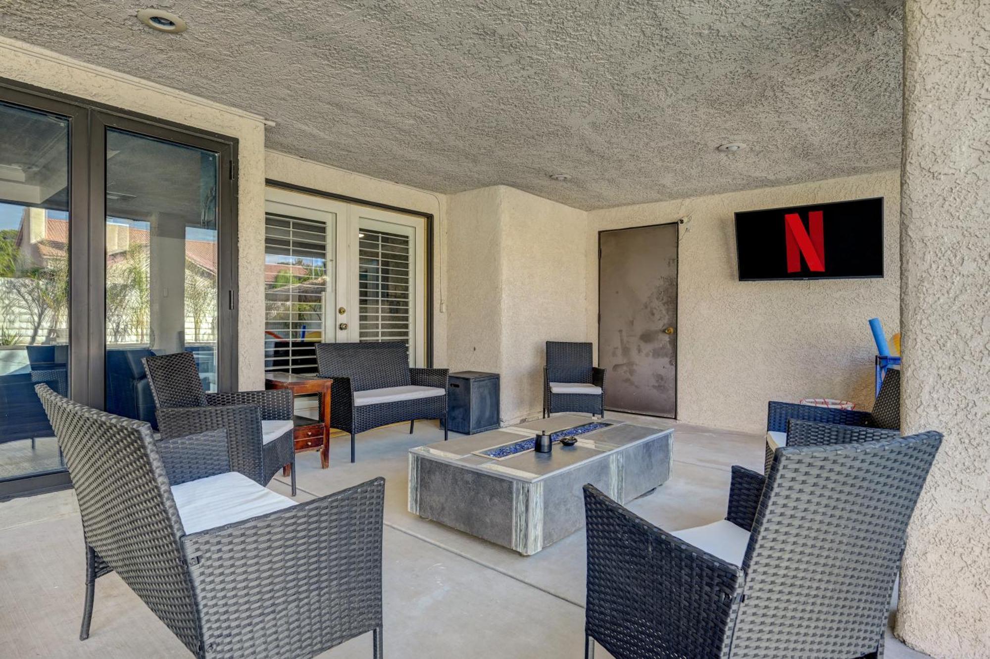 Plush Vegas Retreat 5 Min From Strip Villa *