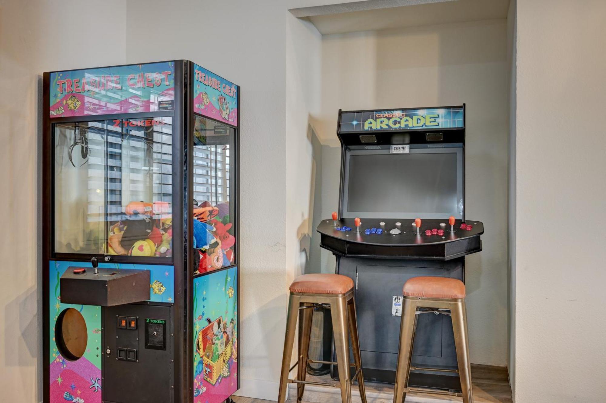Plush Vegas Retreat 5 Min From Strip Villa