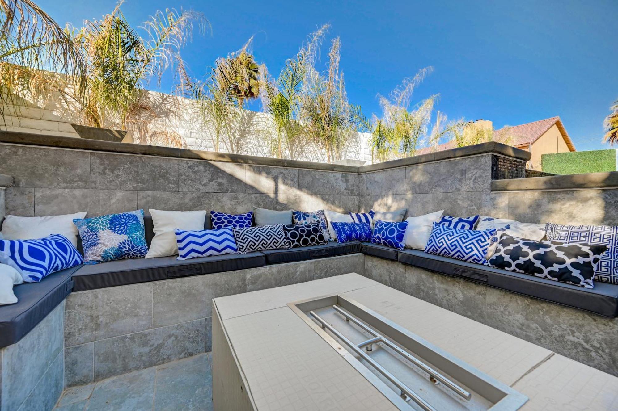 Plush Vegas Retreat 5 Min From Strip Villa *