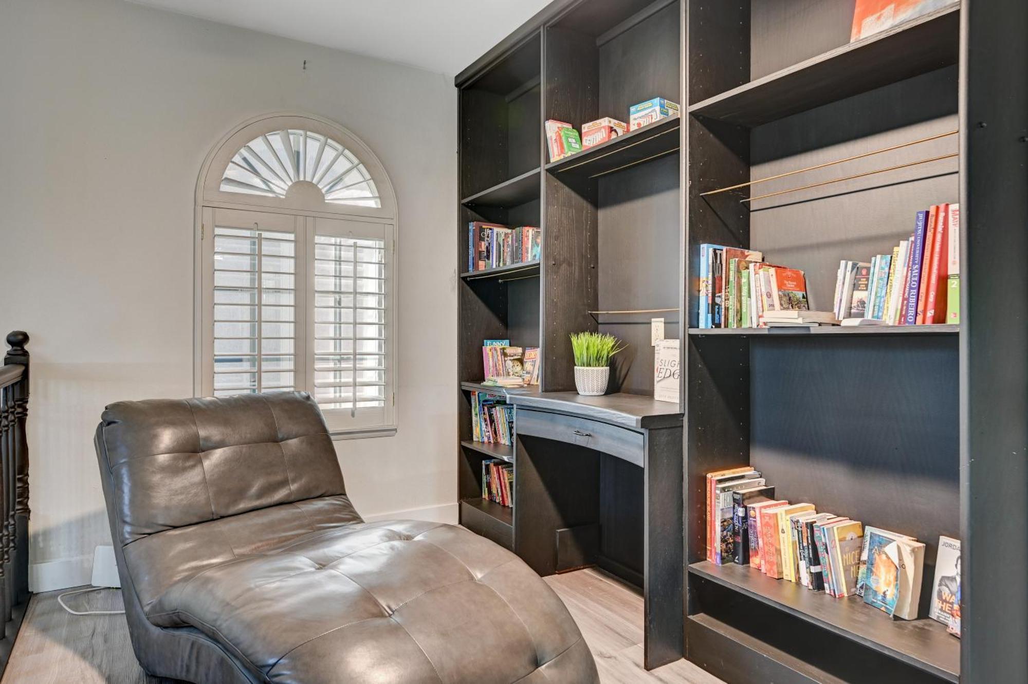 Plush Vegas Retreat 5 Min From Strip Villa