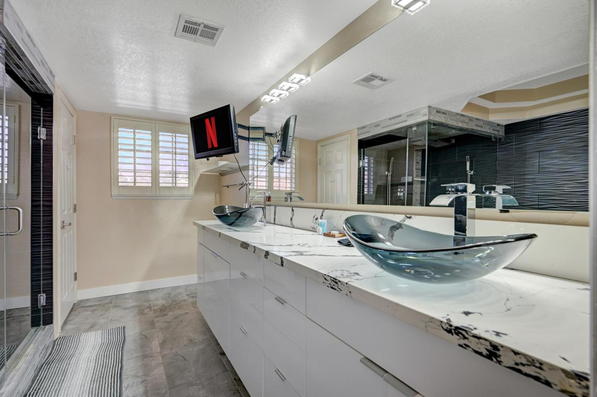 Plush Vegas Retreat 5 Min From Strip