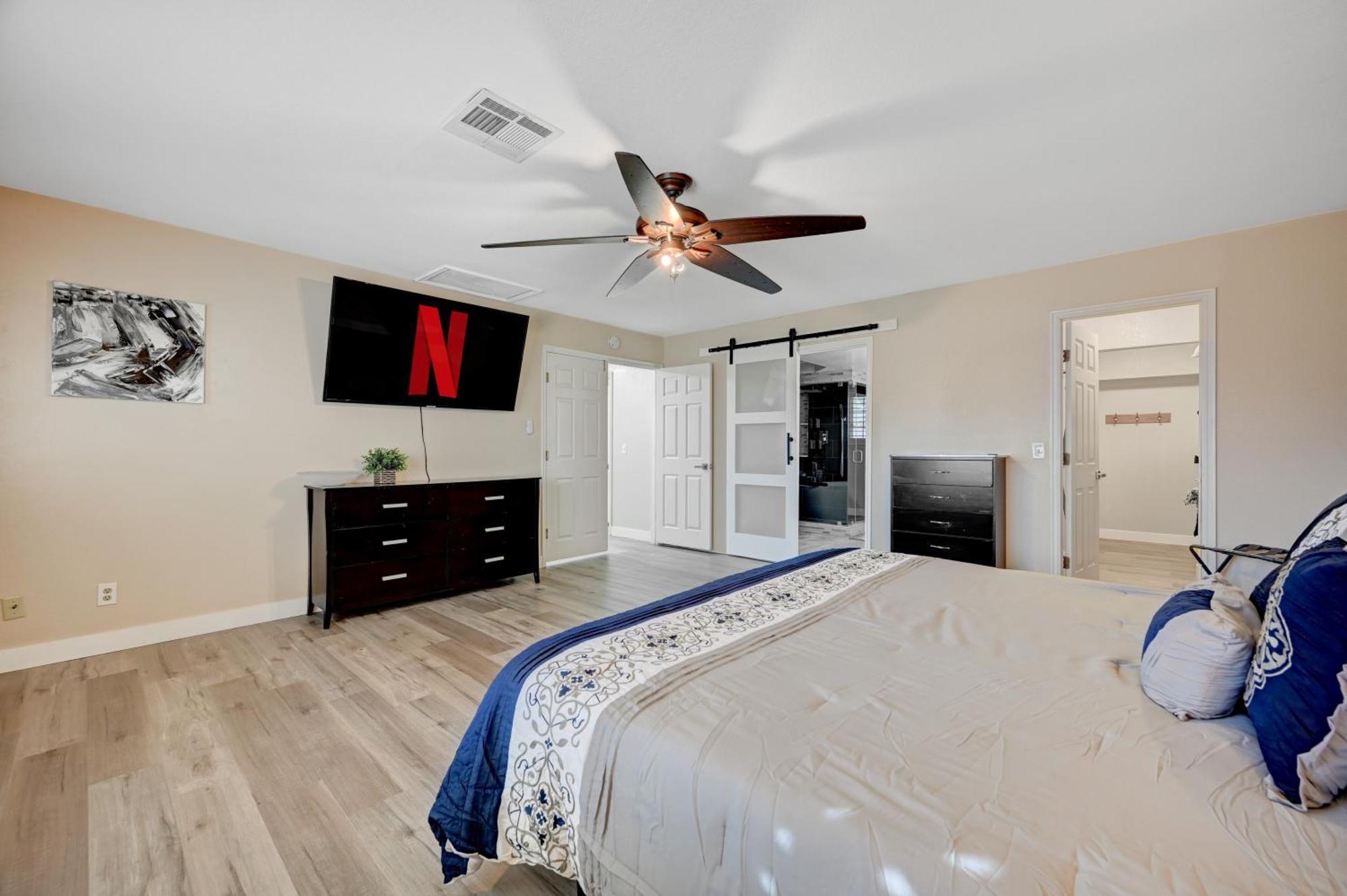 Plush Vegas Retreat 5 Min From Strip *