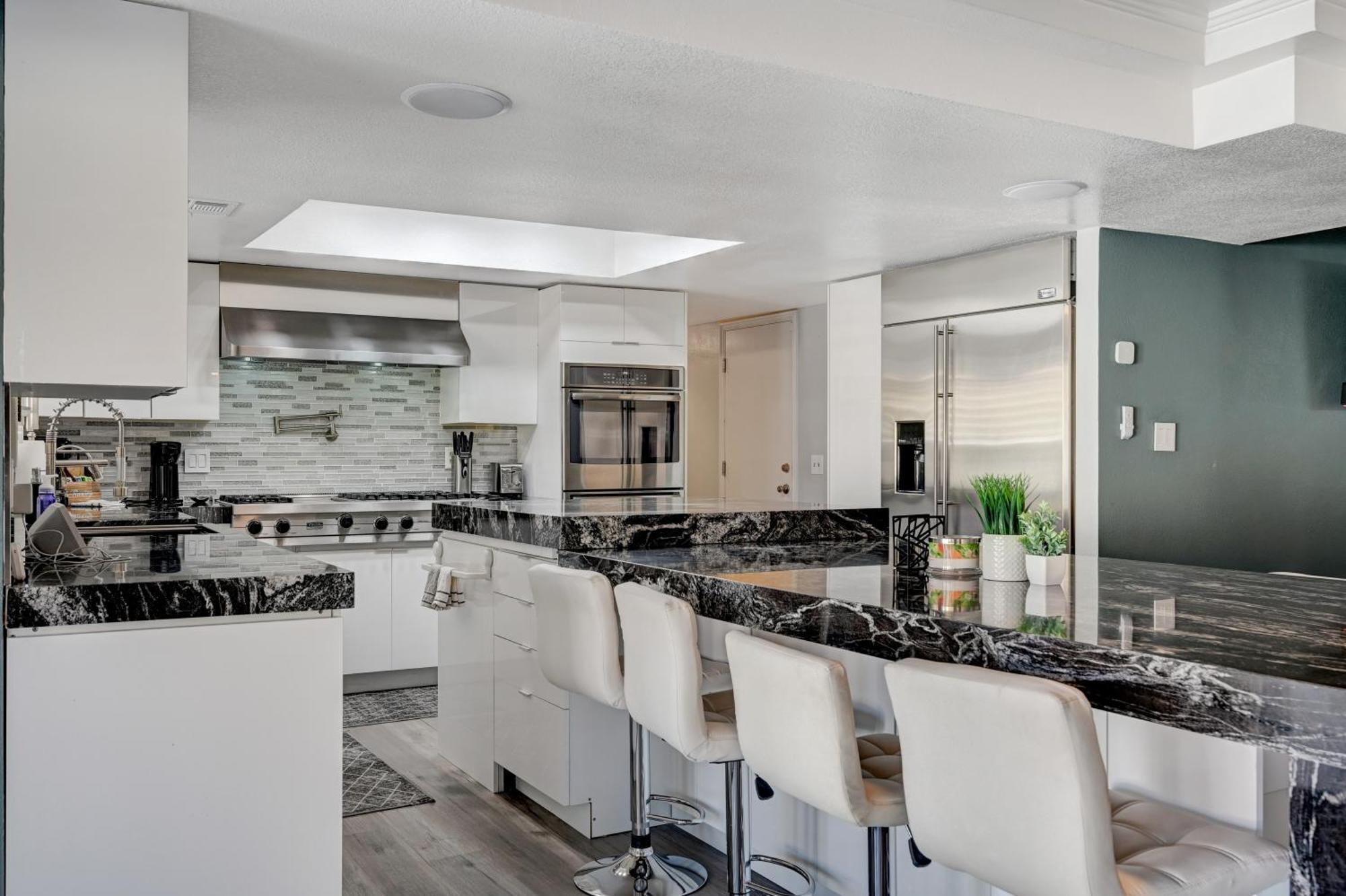 Plush Vegas Retreat 5 Min From Strip Villa *