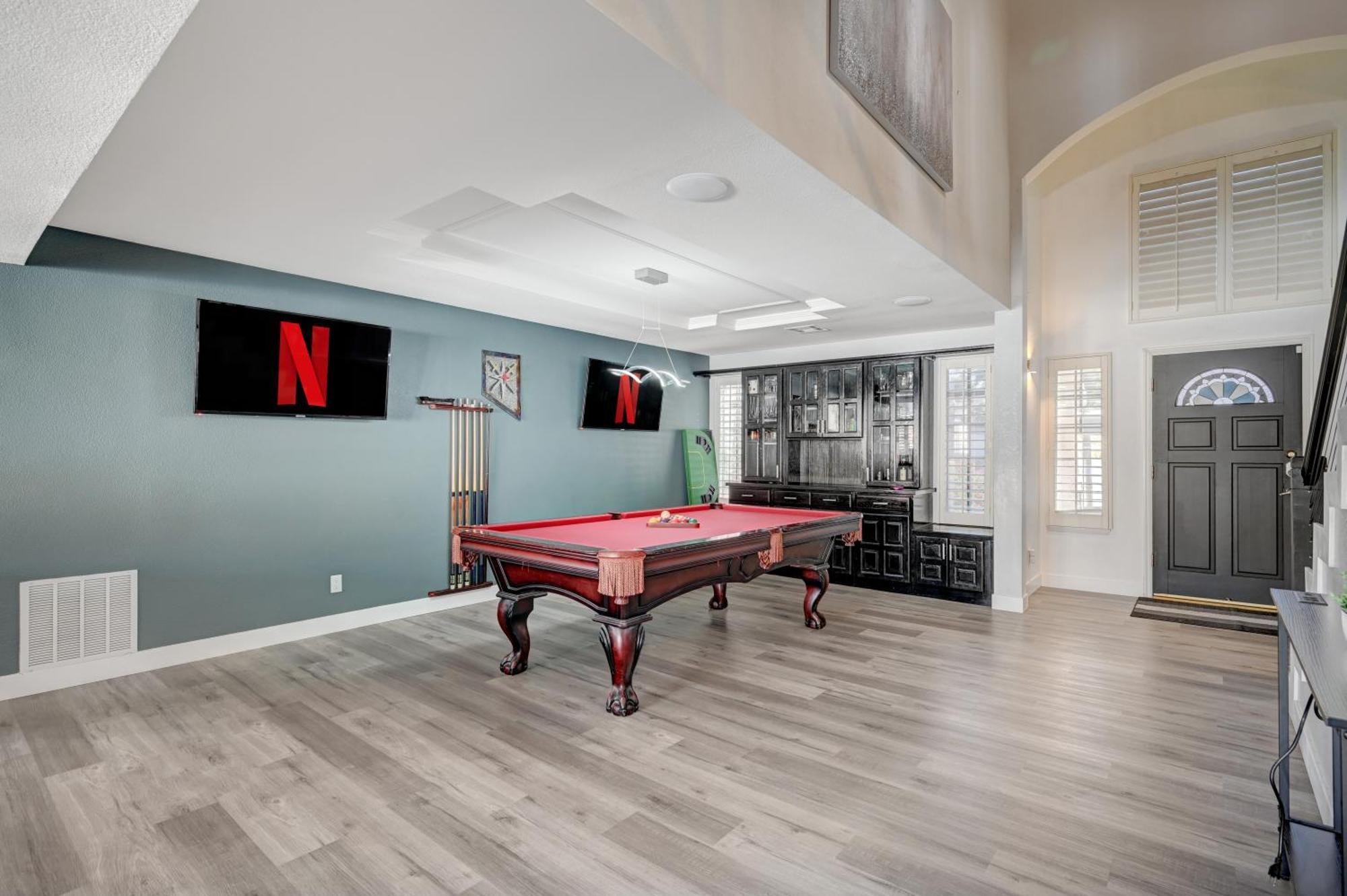 Plush Vegas Retreat 5 Min From Strip *