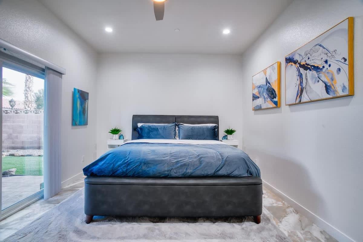 Vegas Oasis Close 2 Strip! Private Hot Tub & Heated Pool Holiday home Las Vegas