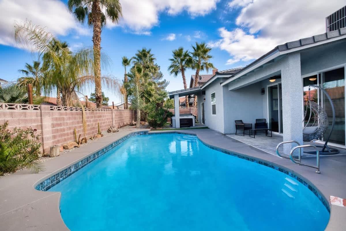 Vegas Oasis Close 2 Strip! Private Hot Tub & Heated Pool