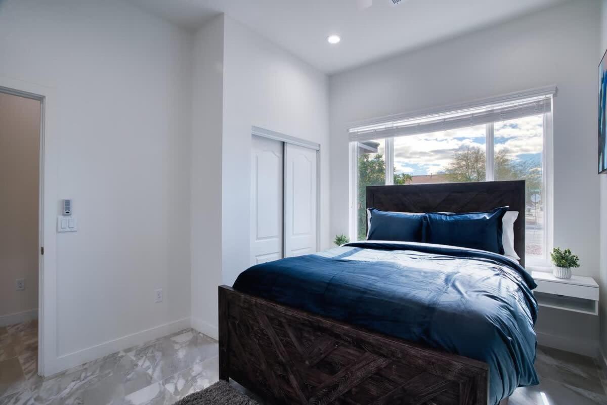 Vegas Oasis Close 2 Strip! Private Hot Tub & Heated Pool