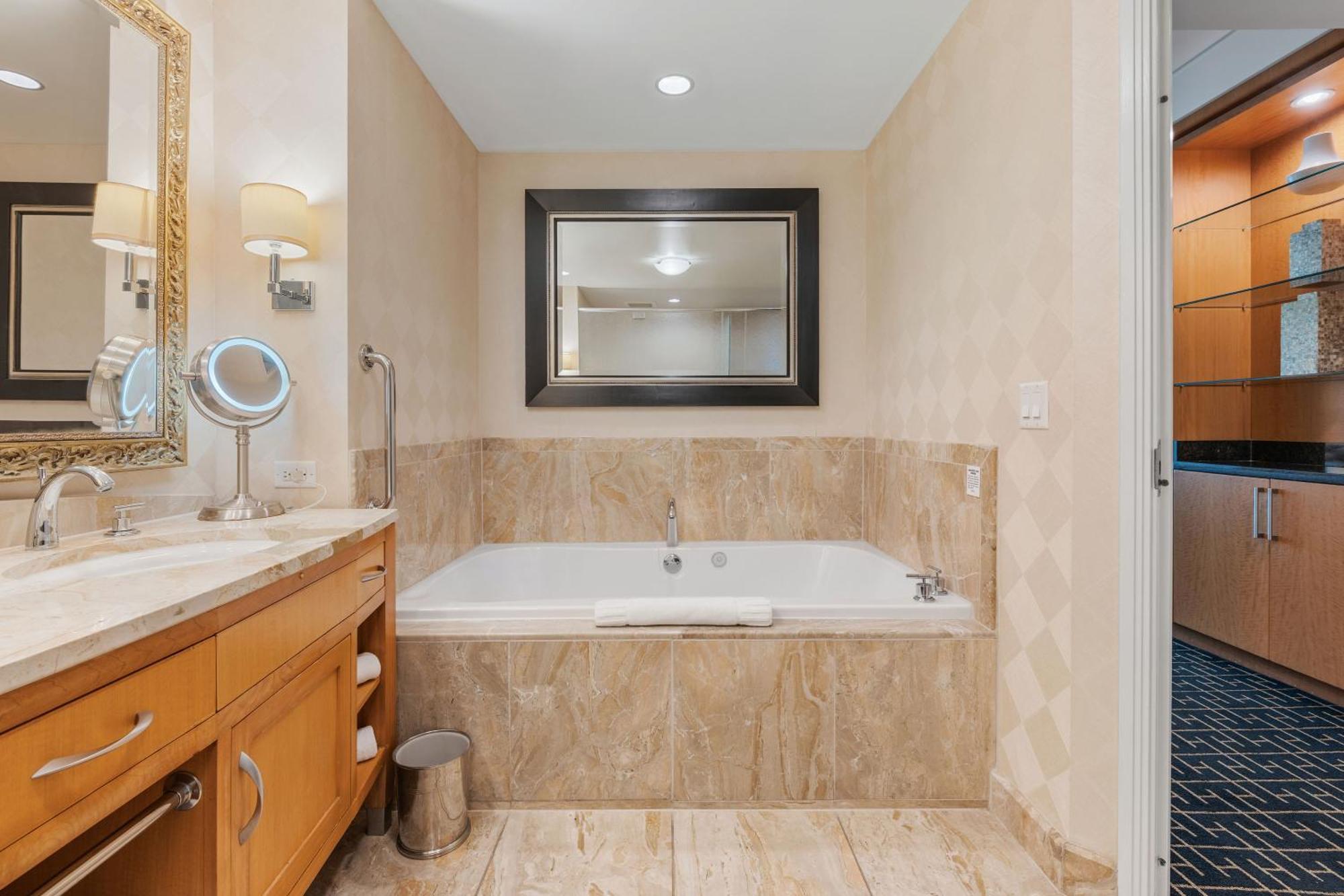 Trump 56th Floor - Sphere And Strip View - No Fees *