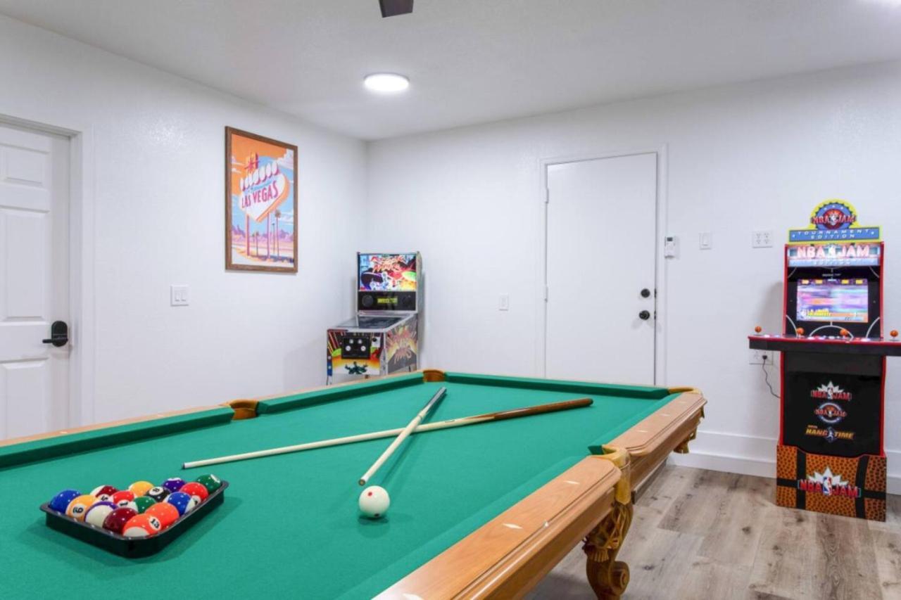 Spacious 5 Bedroom With Games And Holiday home *
