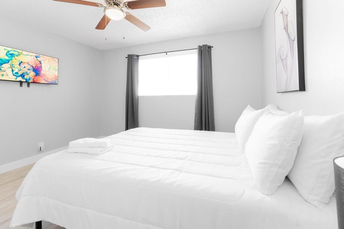 Charming Two Bedroom Sleeps 6! Close To Strip! Holiday home *